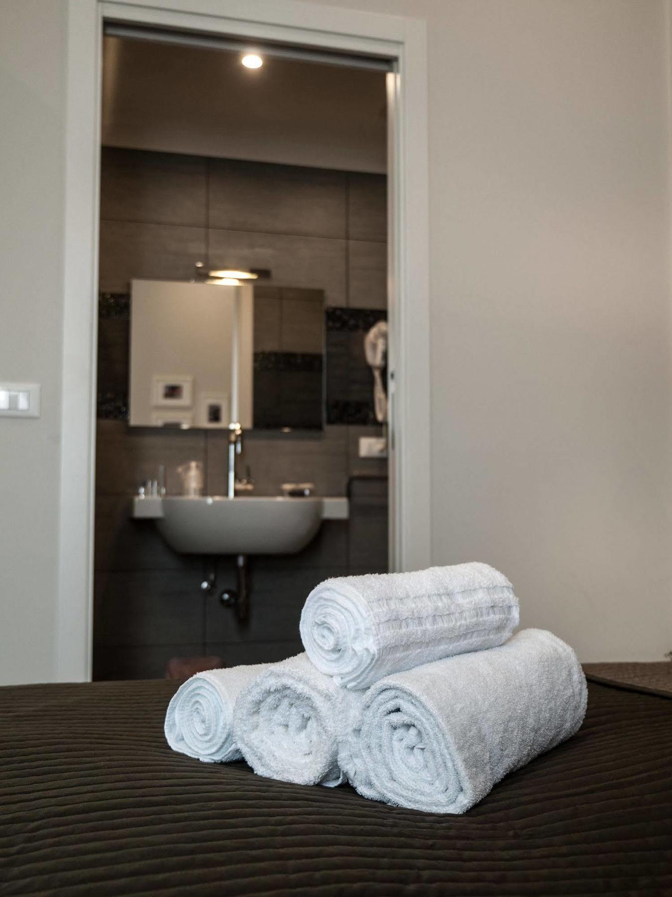 Bed Milano Linate Hotel Exterior foto